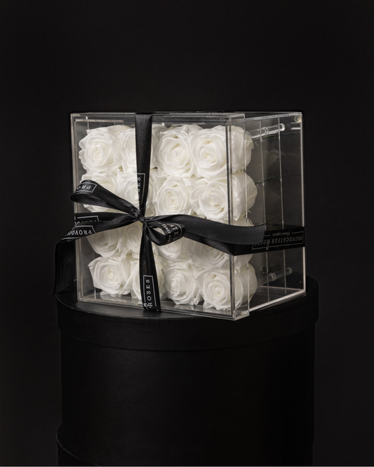 16 Rosas Preservadas Blancas en Caja Acrílica