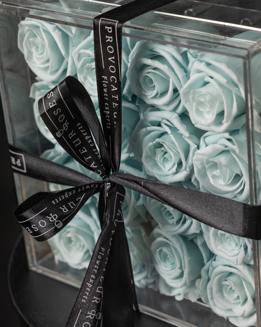 16 Rosas Preservadas Tiffany en Caja Acrílica