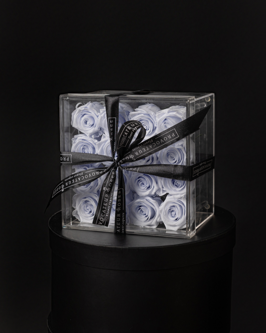 16 Rosas Preservadas Lilas en Caja Acrílica